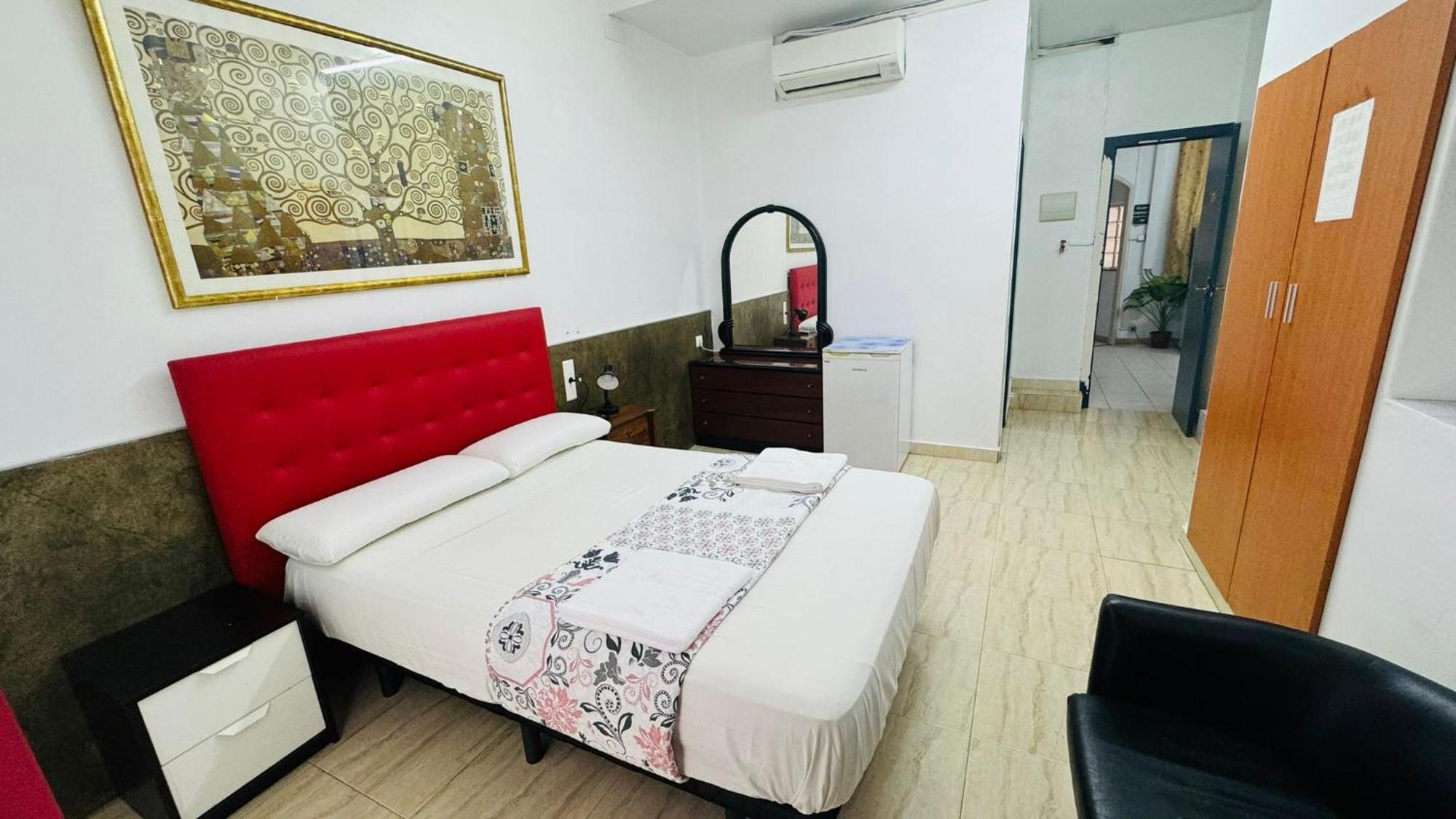 Hostal Mont Thabor Barcelona Exteriör bild