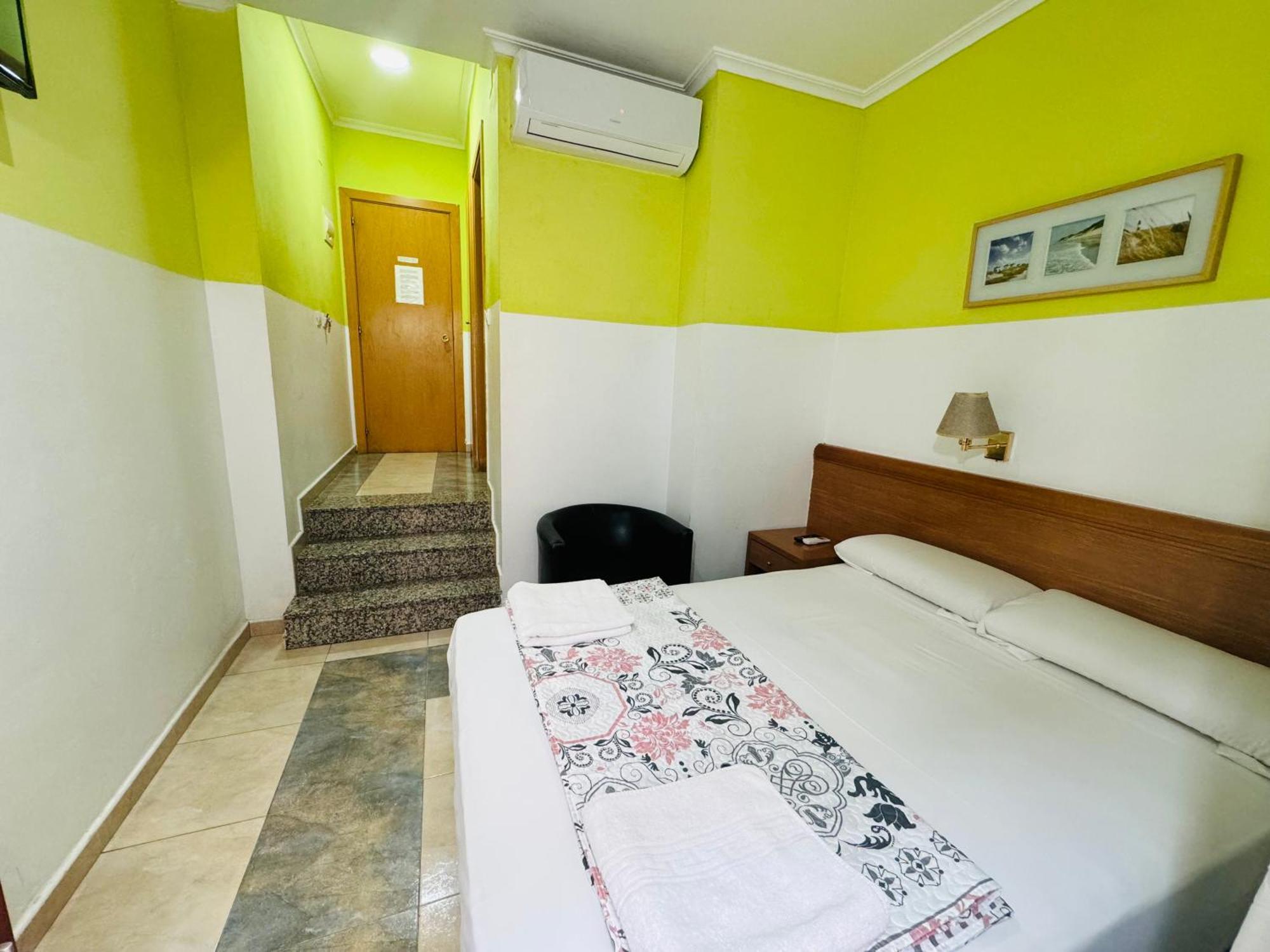 Hostal Mont Thabor Barcelona Exteriör bild