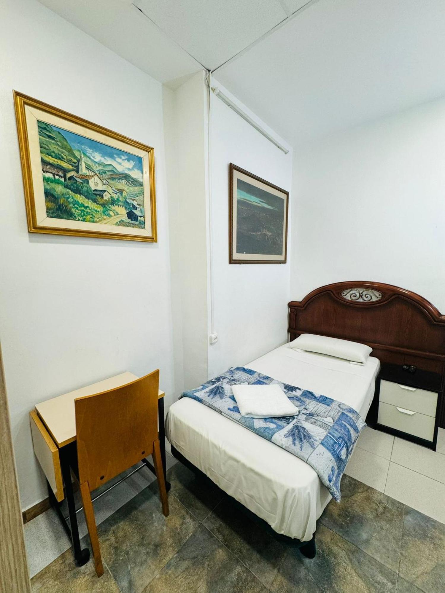 Hostal Mont Thabor Barcelona Exteriör bild